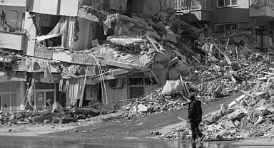 Ağır hasarlı fabrikaya sokulan işçiler depreme yakalandı: Bir ölü, dört yaralı