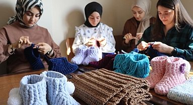 Ağrı'daki Kadınlar Depremzedeler İçin Atkı, Bere ve Patik Örüyor