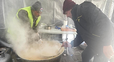 Antalya'dan Gelen Gönüllü Aşçılar Kazanlarını Depremzedeler İçin Kaynatıyor