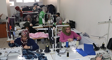 Batmanlı kadınlar depremzedeler için giysi dikiyor
