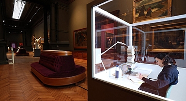 Belçikalı Yazar Kitap Yazmak İçin Cam Odaya Kapandı