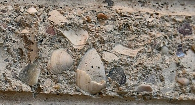 Beton numunelerinin içinden gazete kupürü, strafor köpük ve tahta çıktı