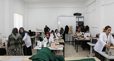 Bitlis ve Van'daki kadın kursiyerler depremzedeler için dikiş yapıyor