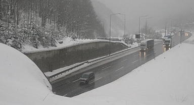 Bolu Dağı'nda Yoğun Kar Yağışı Etkili Oluyor