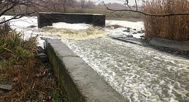 Bursa'da Uluabat Gölü havzasındaki sulama kanalında köpüklenme oluştu