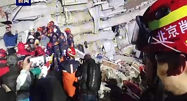 Çinli kurtarma ekibi hamile bir kadını kurtardı