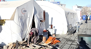Deprem Bölgesindeki Çadır Kentlerde 