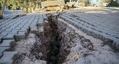Deprem nedeniyle Gökçedere Mahallesi'nde yarıklar oluştu