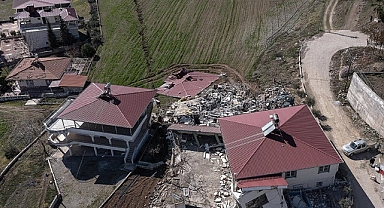 Deprem yarığı Çiğli Mahallesi'ni ikiye böldü