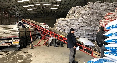 Depremde ahırı hasar gören üreticilere hayvan çadırı ve yem desteği