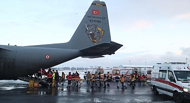 Depremde yaralanan 31 kişi TSK'nın kargo uçağıyla İstanbul'a getirildi