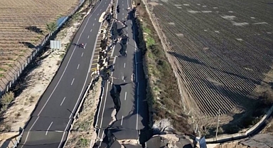 Depremin Ardından Hatay'da Yolda Oluşan Büyük Çatlaklar Böyle Görüntülendi