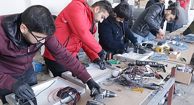 Depremzedeler İçin Güneş Enerjili Aydınlatma ve Şarj Sistemi Üretiyorlar