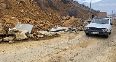 Ekinözü'nde Yolda Yarıklar Oluştu, Asfalt Kabardı