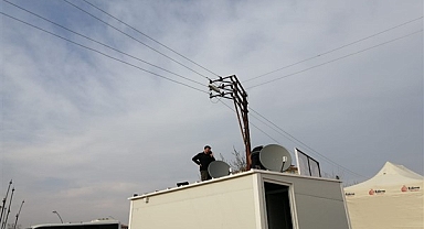 Eskişehir Büyükşehir ekipleri afet bölgesine uydu internet noktası kurdu