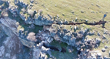 Fırat Nehri Kıyısında Yarıklar Oluştu