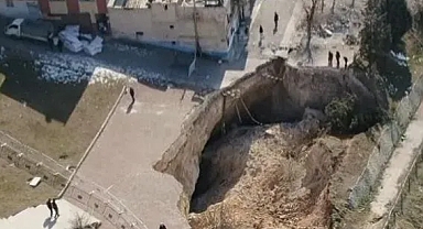 Gaziantep'te Deprem Sonrası Dev Obruk Oluştu