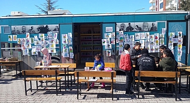 Gezici kütüphane otobüsüyle çocukların deprem korkusunu atlatmalarına katkı sunuluyor