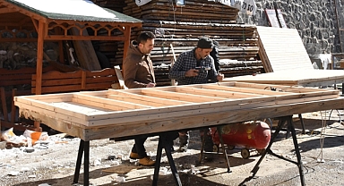 Gümüşhane'de gönüllüler depremzedeler için ahşap ev üretiyor