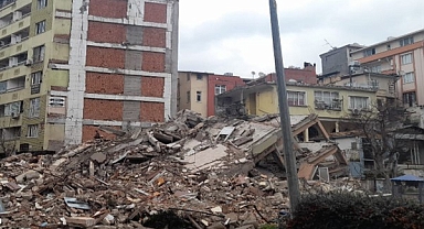 Hatay'da 6.4'lük Depremde Hasarlı Binalar Yıkıldı