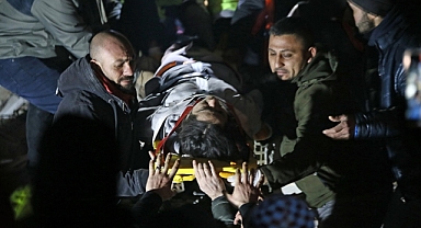 Hatay'da enkaz altında kalan Mesude öğretmen 49 saat sonra kurtarıldı