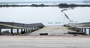 Hatay'daki Karasu Çayı taştı ve çevresindeki tarım arazileri su altında kaldı