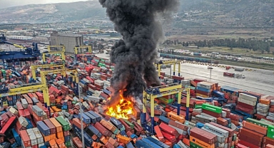 İskenderun Limanı'nda Deprem Sonrası Devrilen Konteynerlarda Yangın Çıktı