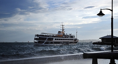 İstanbul'da vapur seferlerine lodos engeli