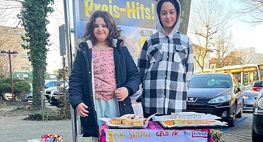 İsviçre'de ilkokul öğrencisi Türk kuzenler, depremzedelere yardım için kek satıyor