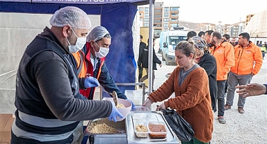 İzmir Büyükşehir Belediyesi, Adıyaman’ın köylerine sıcak yemek ulaştırıyor