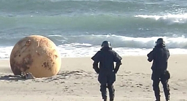 Japonya'da Sahile Vuran Gizemli Dev Küre Merak Uyandırdı