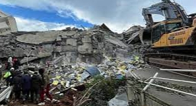 Kahramanmaraş'ta depremin 198. saatinde 1 kişi enkazından sağ çıkarıldı.