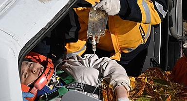 Kahramanmaraş'ta Depremin 248'inci Saatinde 17 Yaşındaki Aleyna Enkazdan Çıkarıldı