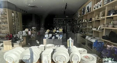 Kahramanmaraş'ta ürünlerin bile zarar görmediği züccaciye dükkanı sosyal medyanın gündeminde