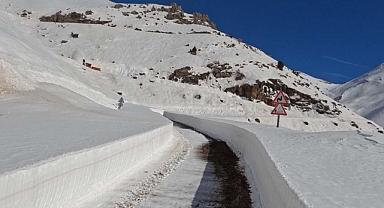 Karla KaplananTanin Geçidi Ulaşıma Açıldı