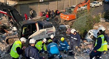 Madenciler, enkaz altındaki canları kurtarıyor, yolları havaalanlarını tamir ediyor