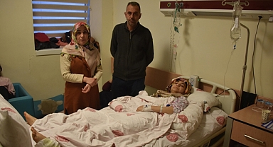 Madende öğrendikleriyle enkazda delik açarak ailesini kurtardı