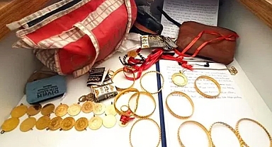 Malatya'da İHH ekipleri enkazda buldukları altın ve paraları polise teslim etti