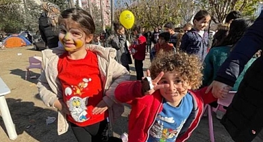 Manchester Üniversitesi depremden etkilenen çocukların bakımı için kılavuz yayımladı. 