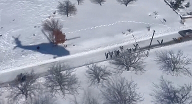 Mehmetçik depremzedelere yardım elini uzatmayı sürdürüyor