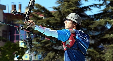 Mete Gazoz, Olimpiyat Şampiyonu Olduğu Okunu Depremzedeler İçin Açık Artırmaya Çıkardı