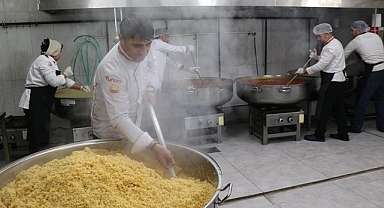 Muğla'daki otellerden gelen şefler ve öğretim görevlileri depremzedeler için mutfakta