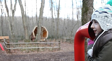 Ormanya'ya gelen ziyaretçiler, doğanın sesini akustik ortamda dinliyor