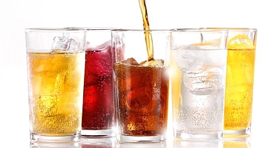 Şekerli içecekleri fazla tüketen genç erkekler kellik sorunu yaşıyor