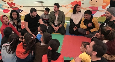 Sinema ve dizi oyuncuları Gaziantep'teki konteyner kentte çocuklarla bir araya geldi