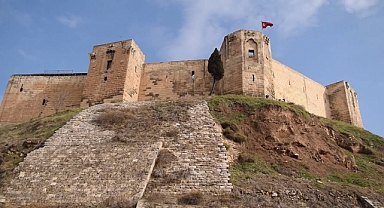 Tarihi Gaziantep Kalesi hasar gördü