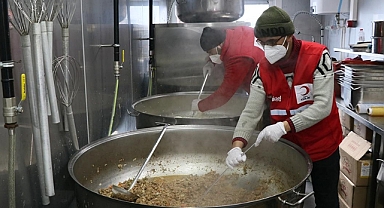 Türk Kızılay Elbistan'da Günlük 100 Bin Porsiyon Yemek Çıkarıyor