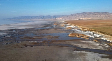 Tuz Gölü kuraklığın etkisiyle her gün biraz daha küçülüyor