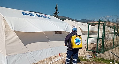 Tuzla Belediyesi ekipleri, çadır kentlerde dezenfekte çalışmaları yapıyor