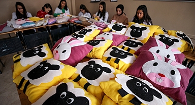 Ümraniye'de liseliler depremzedeler için uyku tulumu dikiyor